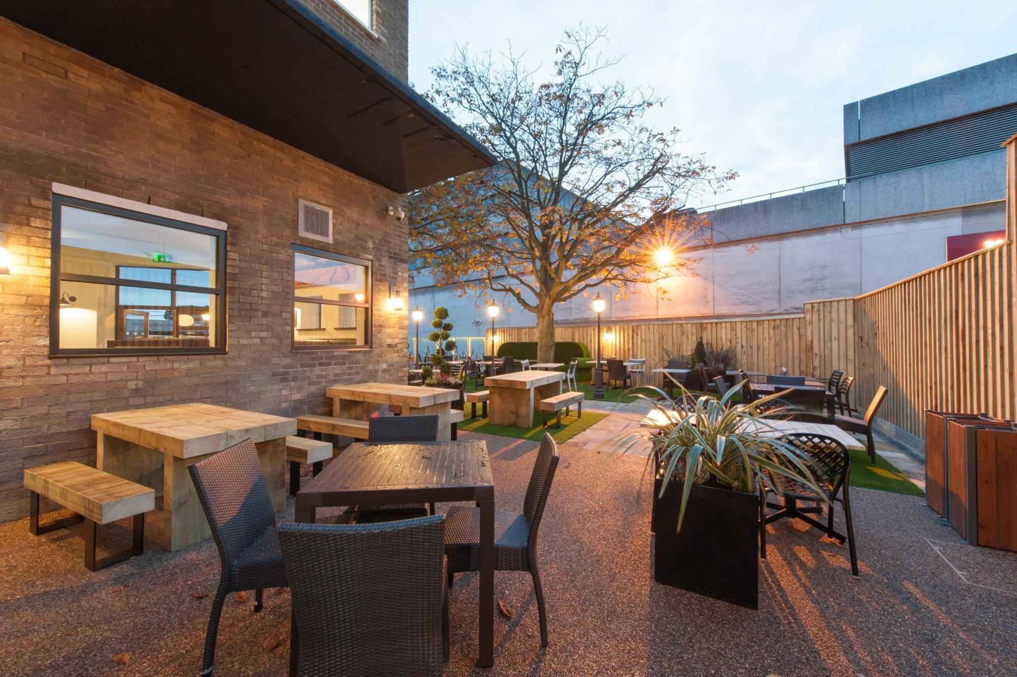 The Saxon Crown Wetherspoon Corby Exterior foto